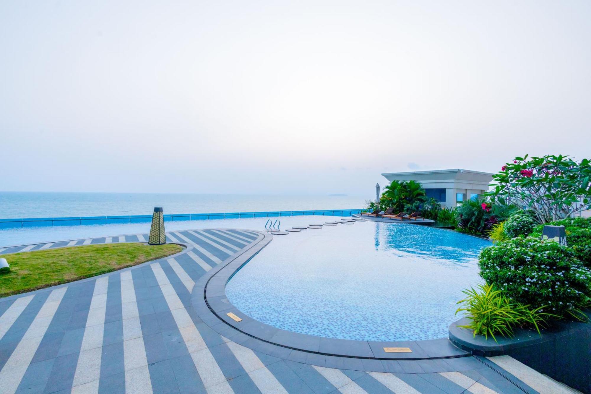 Howard Johnson Plaza By Wyndham Blue Bay سيهانوكفيل المظهر الخارجي الصورة