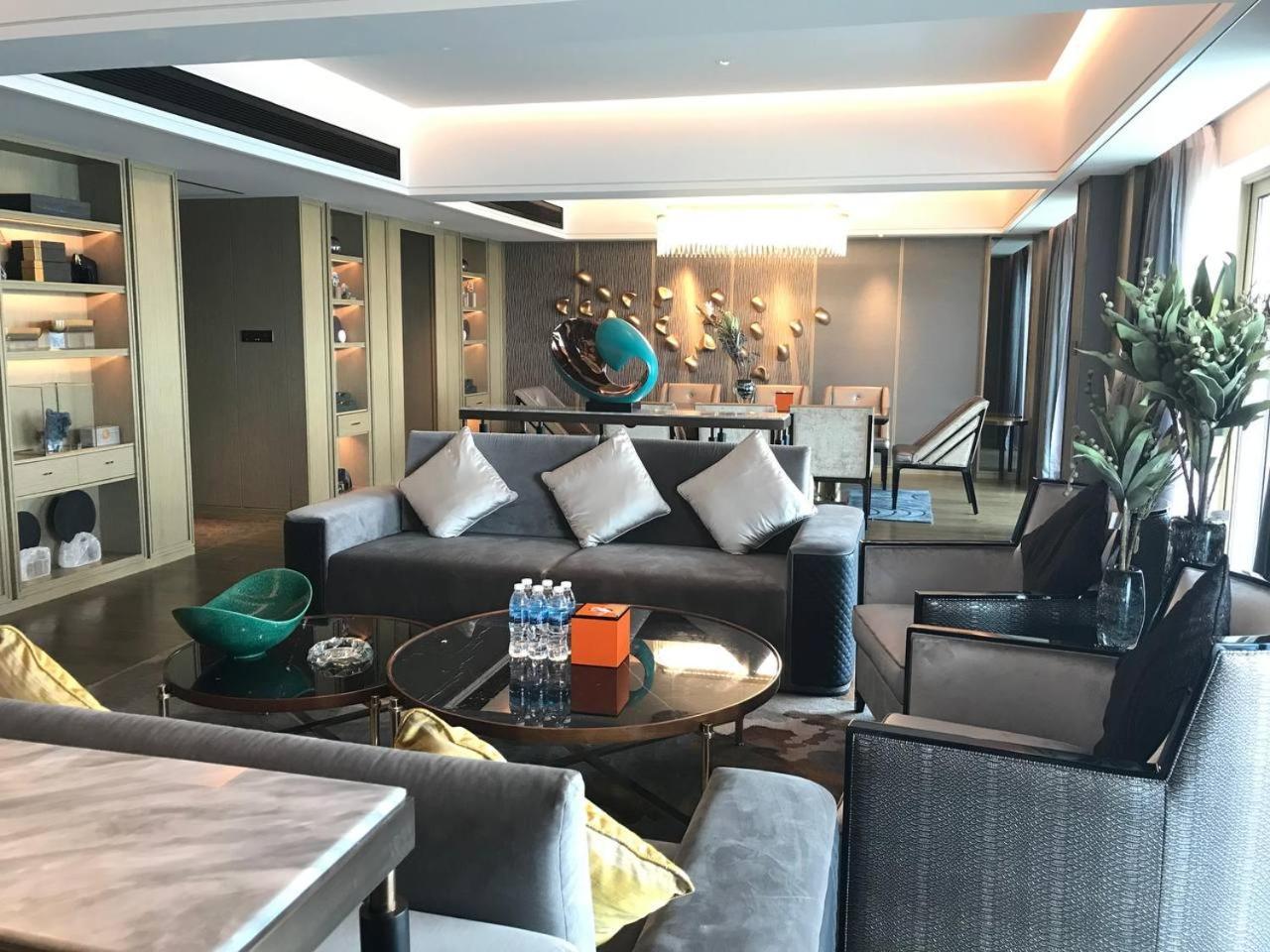 Howard Johnson Plaza By Wyndham Blue Bay سيهانوكفيل المظهر الخارجي الصورة