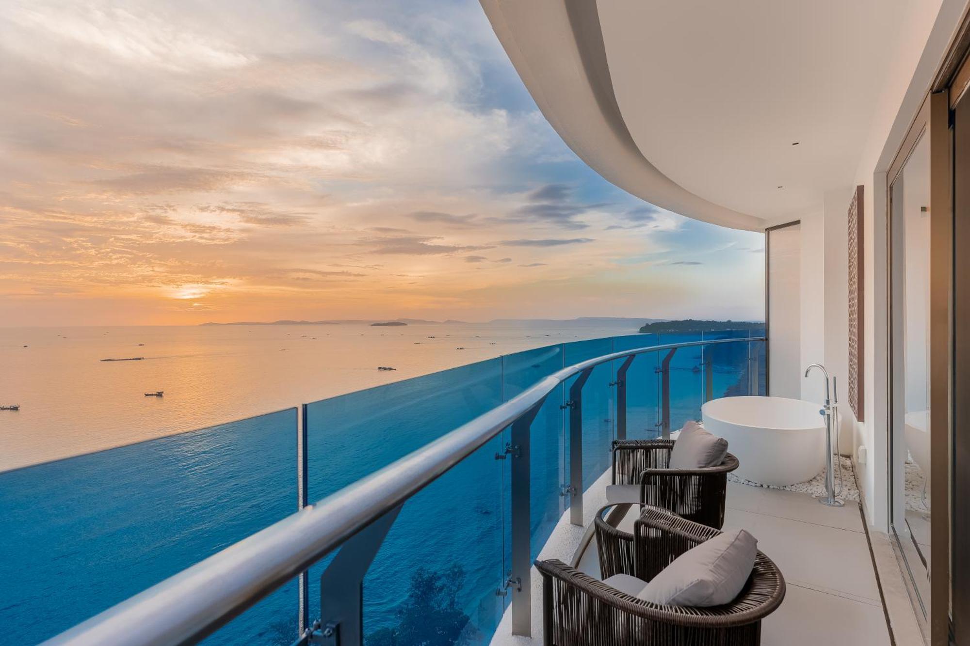 Howard Johnson Plaza By Wyndham Blue Bay سيهانوكفيل المظهر الخارجي الصورة